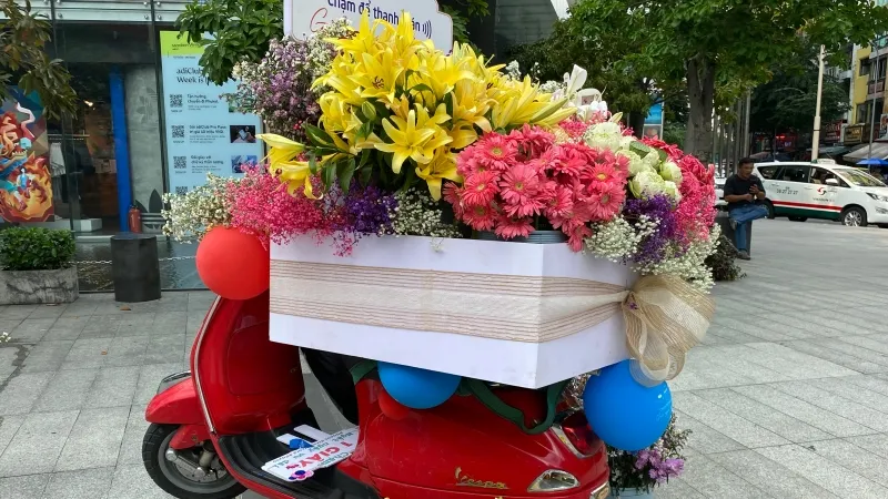 Đường phố TPHCM ngập tràn sắc hoa mừng ngày 20/10 2