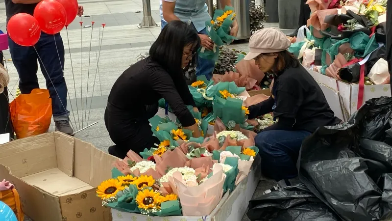 Đường phố TPHCM ngập tràn sắc hoa mừng ngày 20/10 8