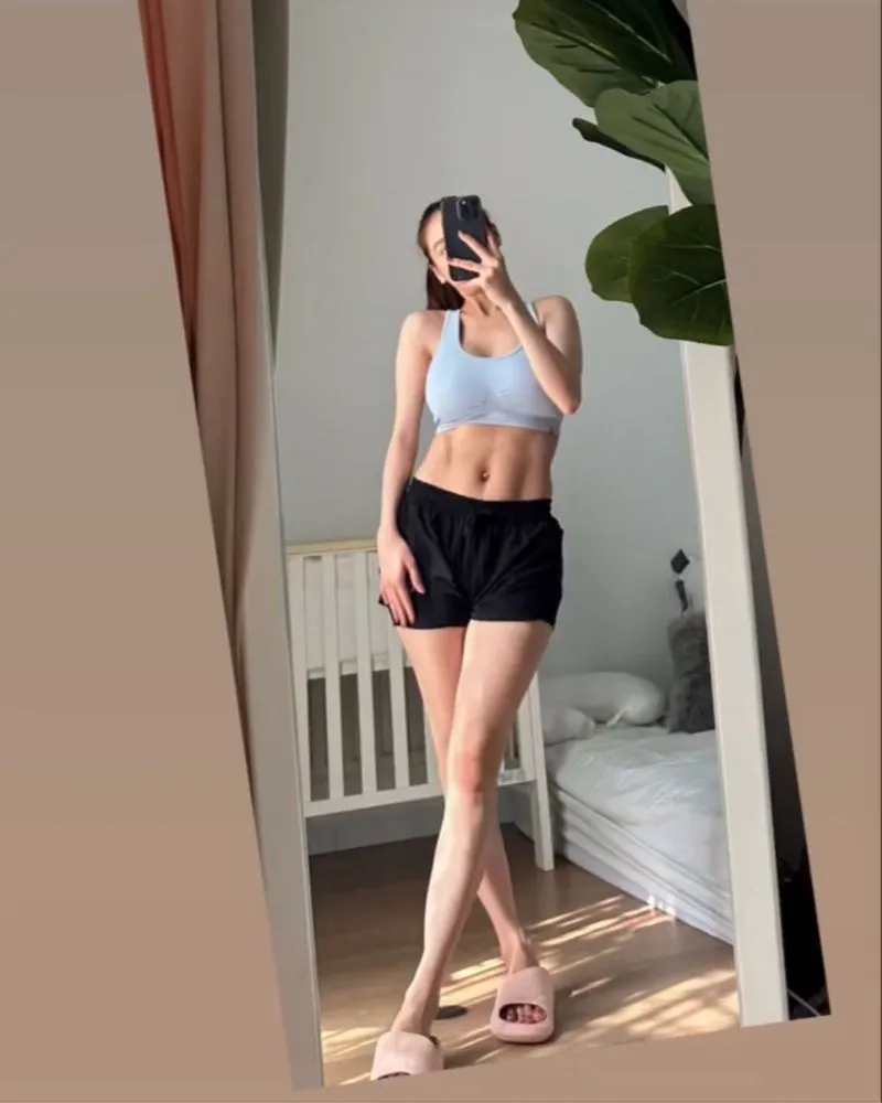 Nhã Phương diện áo crop top - Khoe bụng múi dù vừa sinh 2 tuần 1