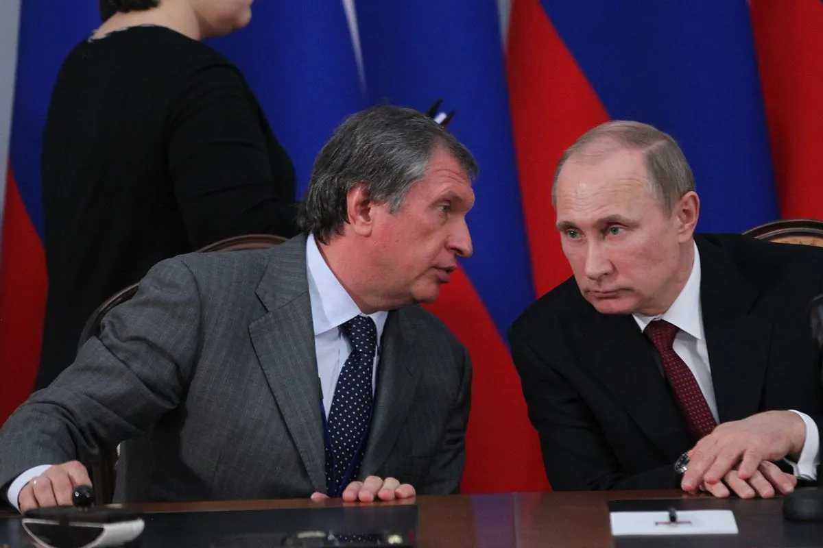 Ông Igor Sechin (trái) và Tổng thống Putin - Ảnh: Vox