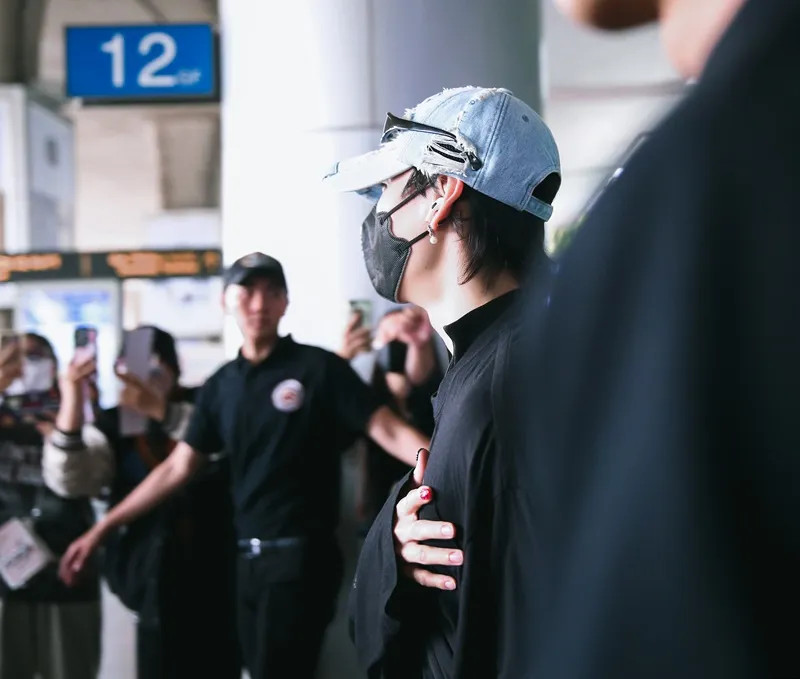 BamBam (GOT7) check in với nón lá khi vừa đến Việt Nam, háo hức hỏi fan nơi bán bánh tráng trộn 1