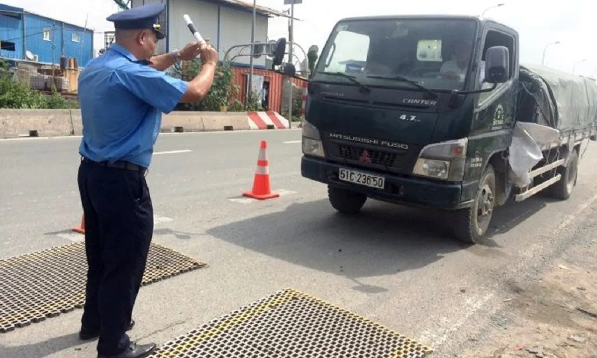 VOH - TPHCM triển khai thí điểm cân tải tự động để xử phạt cá nhân, tổ chức vận chuyển bằng ô tô, khi người lái, chủ xe đã rời hiện trường nơi phát hiện vi phạm quá tải.