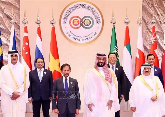 Thủ tướng, Thái tử Saudi Arabia Mohammad bin Salman đón Thủ tướng Phạm Minh Chính và các trưởng đoàn.