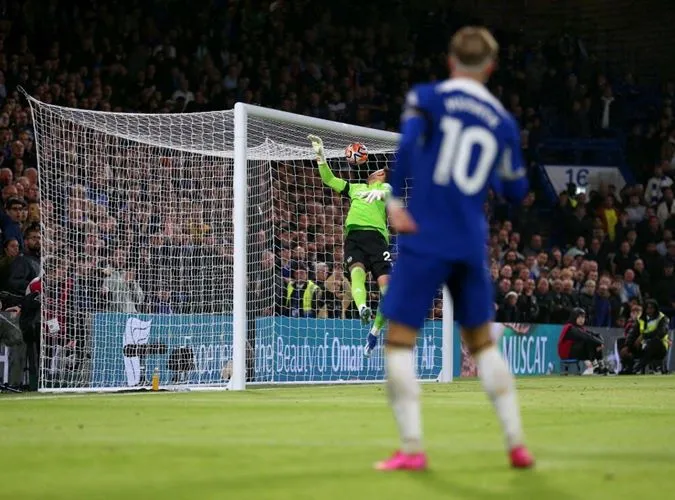 Gary Neville công kích David Raya: "Tôi không hiểu sao cậu ta lại đứng ở đó!" 1