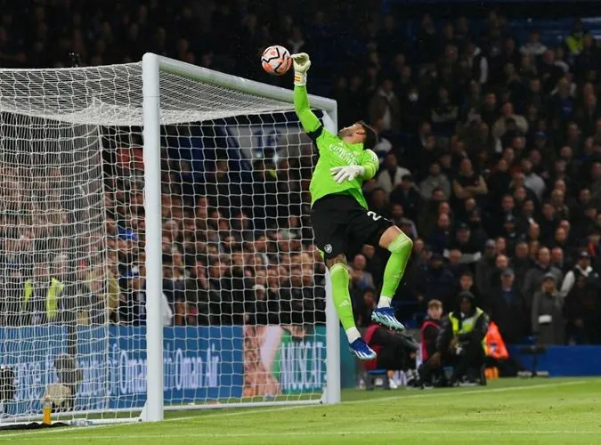 Mikel Arteta ngạc nhiên vì "độc chiêu" Chelsea nhắm vào David Raya 1