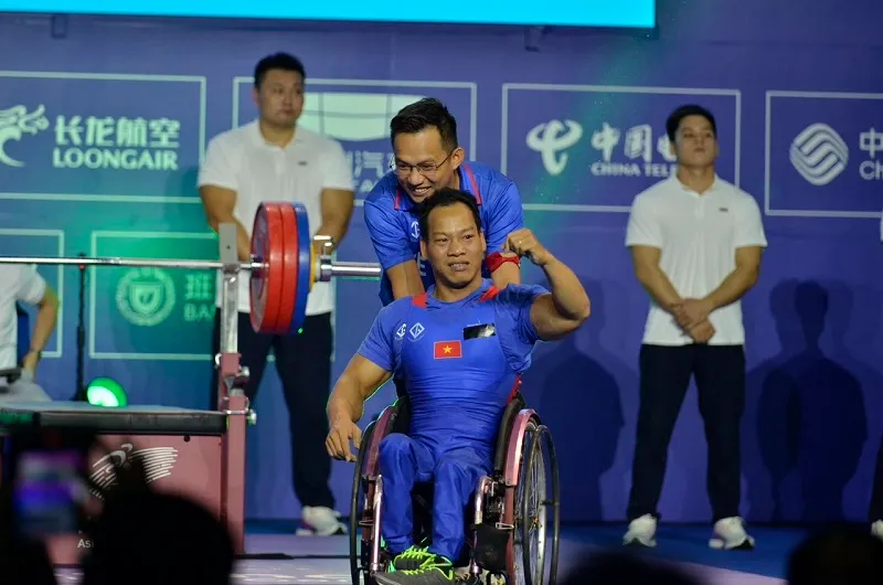 Lực sĩ Lê Văn Công nén đau giành huy chương đầu tiên cho Việt Nam tại Asian Para Games