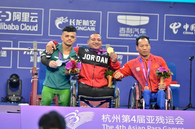 Lực sĩ Lê Văn Công nén đau giành huy chương đầu tiên cho Việt Nam tại Asian Para Games