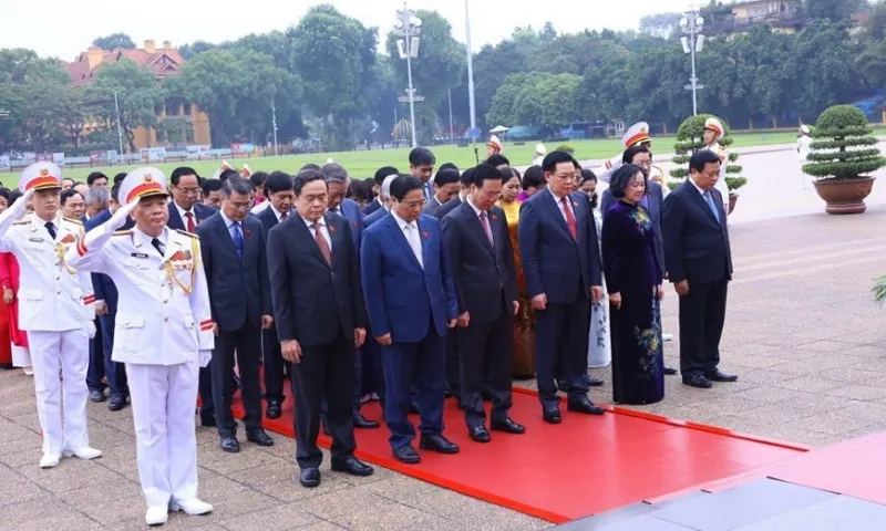 Đoàn đại biểu Quốc hội vào Lăng viếng Chủ tịch Hồ Chí Minh 1