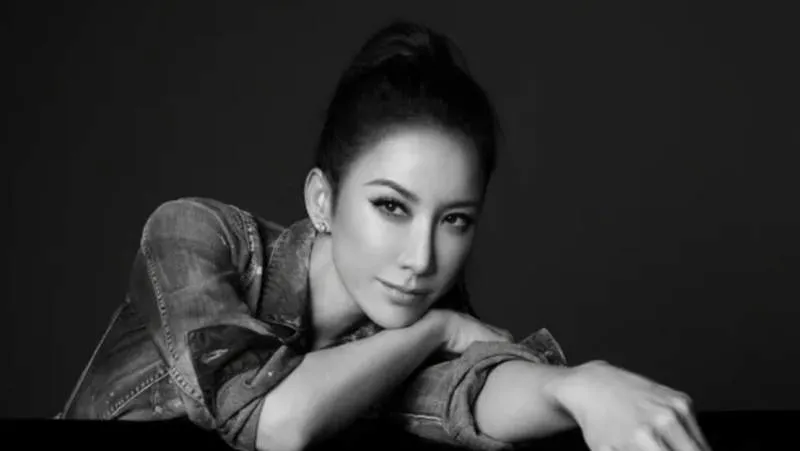 Coco Lee vừa được an táng, chồng cô bị bắt gặp đi nhà hàng cùng người khác giới 4