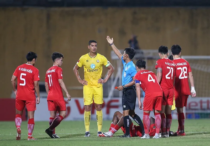 Kết quả V-League Viettel vs Thanh Hóa: Chủ nhà thoát thua trong trận cầu “mưa thẻ”