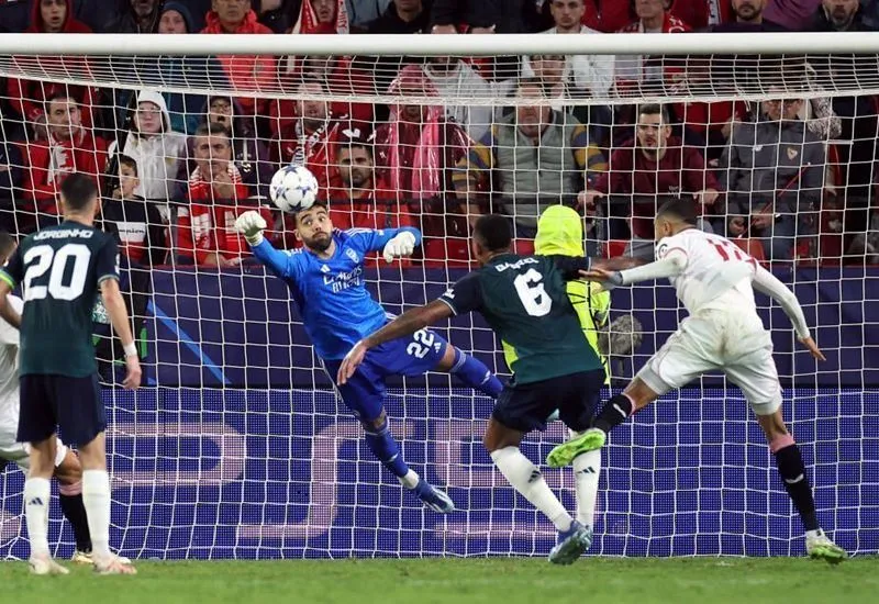 David Raya có nhiều tình huống xử lý không an toàn - Ảnh: Internet