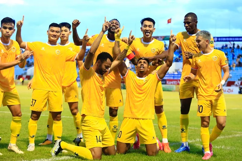 Kết quả V-League Quảng Nam vs TPHCM: Hai quả phạt đền quyết định, chủ nhà chia điểm đáng tiếc