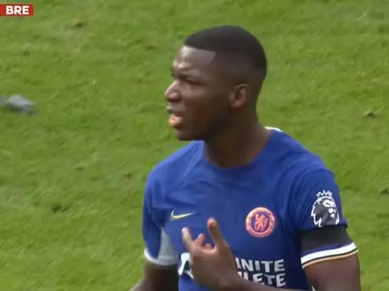 Caicedo tỏ ra không hài lòng việc mình bị thay ra ngoài dù chơi tốt - Ảnh: Internet