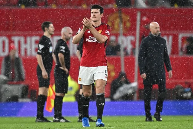 Harry Maguire bất lực trước hàng công Man City - Ảnh: Internet