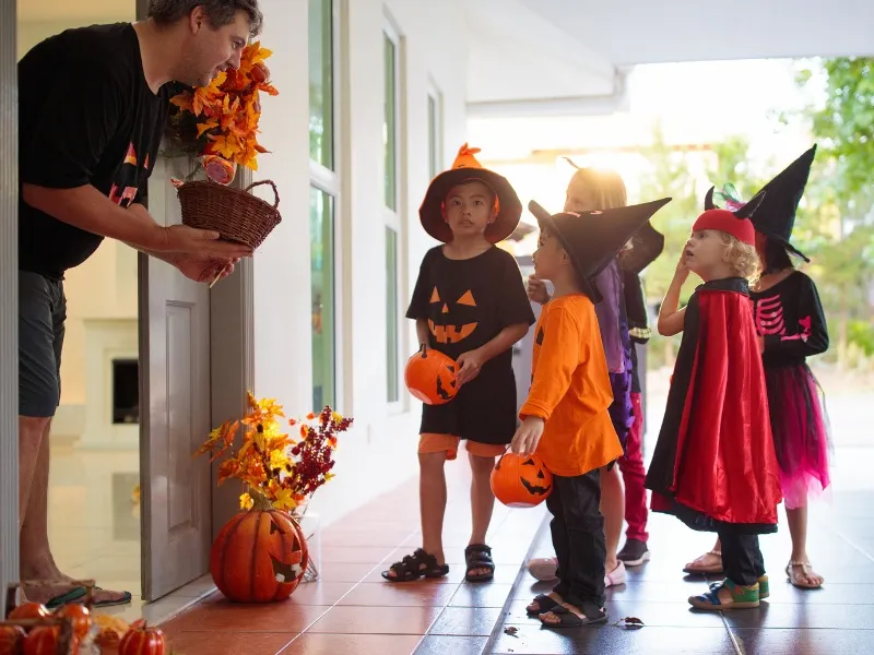 Trick or Treat là gì? Tất tần tật về Trick or Treat trong Halloween 3