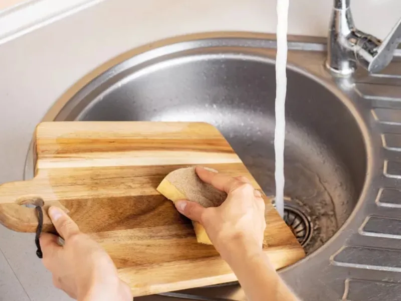 Cách làm sạch thớt gỗ bị mốc đơn giản, hiệu quả tại nhà 3