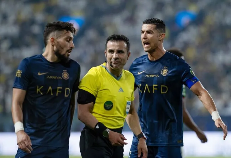 VIDEO: Ronaldo phát rồ, đòi thay trọng tài vì Al Nassr bị 