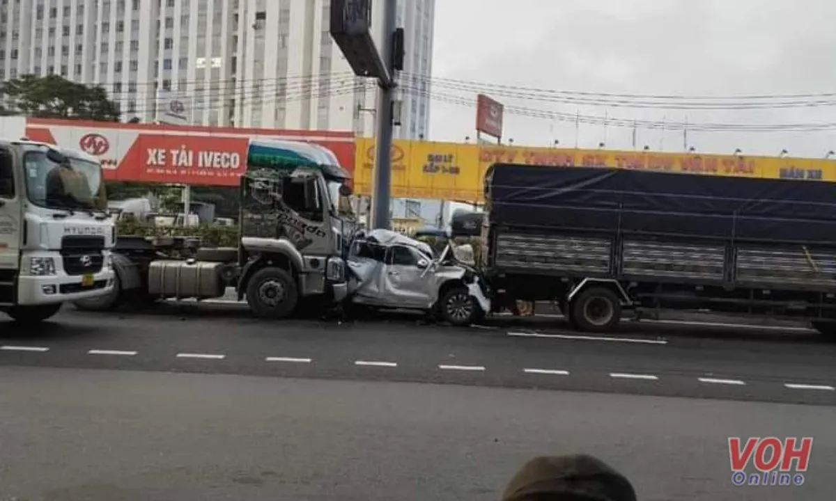 Tai nạn liên hoàn trên quốc lộ 1, cầu vượt Tân Thới Hiệp kẹt cứng 1