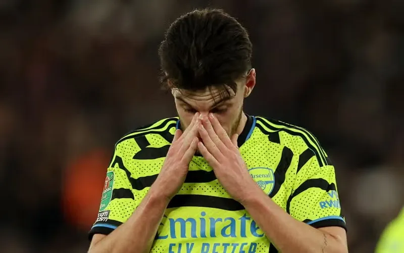 Declan Rice buồn bã trong ngày bị CĐV West Ham la ó, chế nhạo - Ảnh: Internet