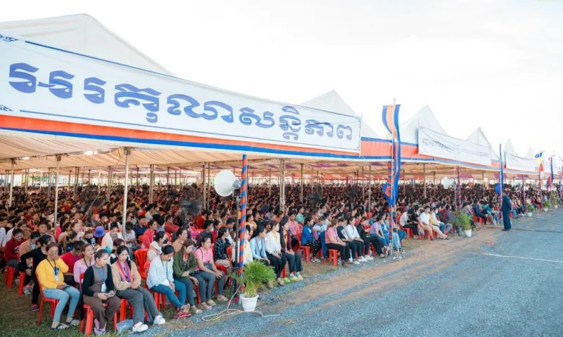 Thủ tướng Campuchia: vay nợ nước ngoài không phải là để mua xe hơi, xây nhà lầu... 2