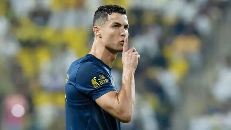 Ronaldo đáp trả antifan bằng siêu phẩm từ khoảng cách 25m - Ảnh: Internet