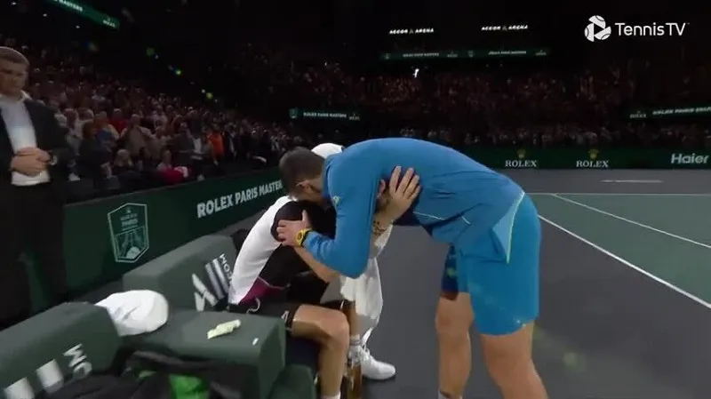 Djokovic thể hiện tinh thần thể thao đáng ngưỡng mộ với Dimitrov sau khi vô địch Paris Masters