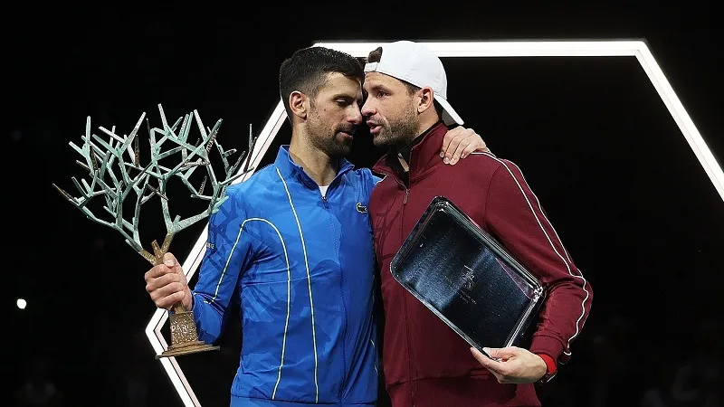 Djokovic thể hiện tinh thần thể thao đáng ngưỡng mộ với Dimitrov sau khi vô địch Paris Masters