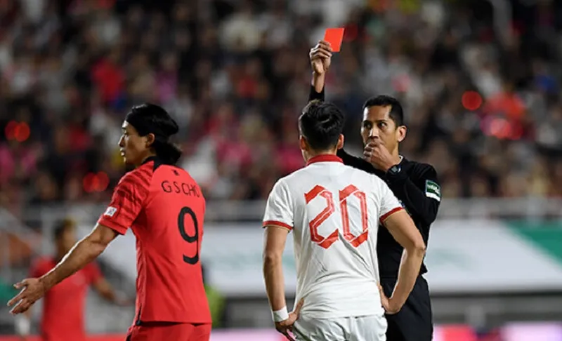 Bùi Hoàng Việt Anh nhận thẻ đỏ trận thua Hàn Quốc, có bị cấm ở Vòng loại World Cup 2026?