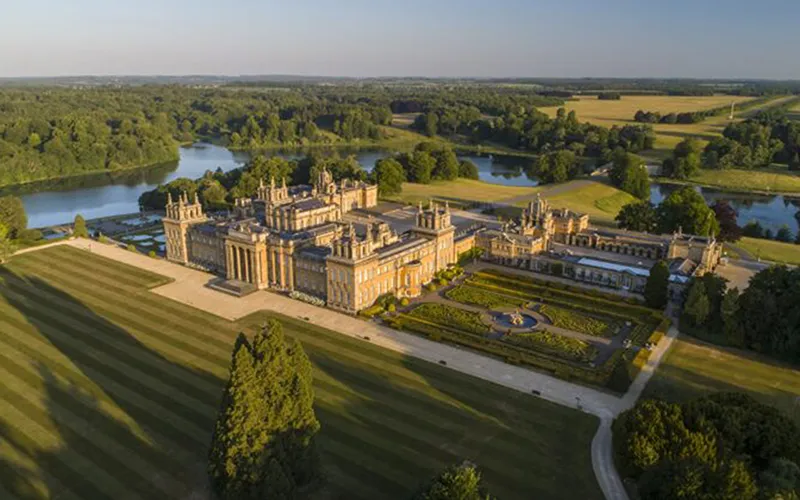 ung điện Blenheim, tại thành phố Woodstock, Oxfordshire n