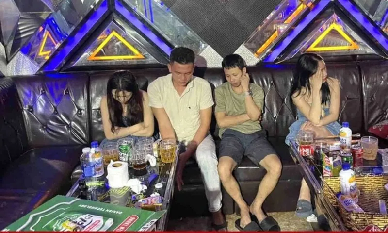 Nhân viên quán karaoke tiếp tay 