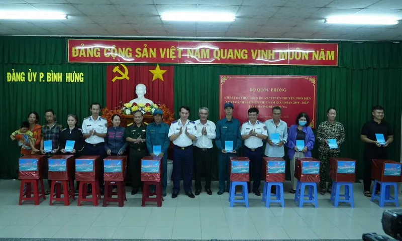 Thượng tướng Võ Minh Lương kiểm tra việc tuyên truyền Luật Cảnh sát biển tại Bà Rịa-Vũng Tàu 2