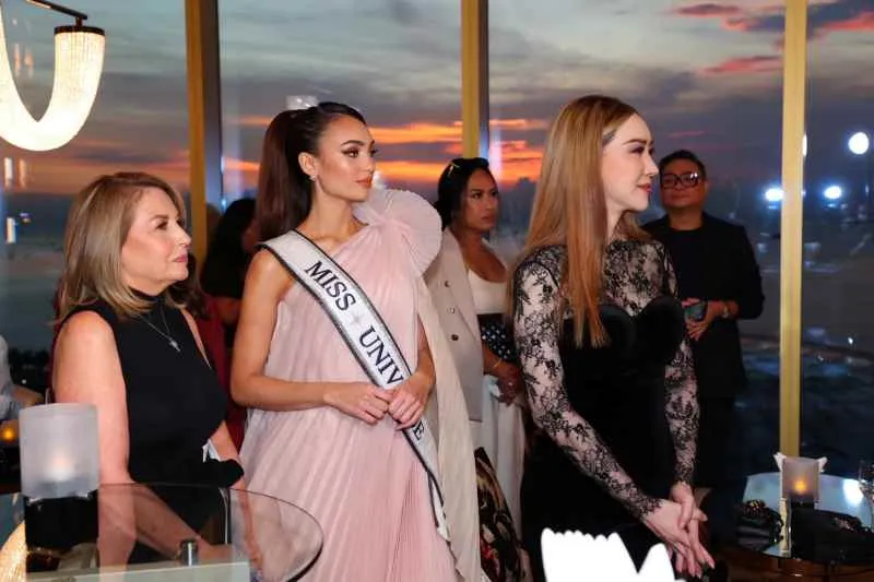 Bà chủ Miss Universe đứng trước vực phá sản 3