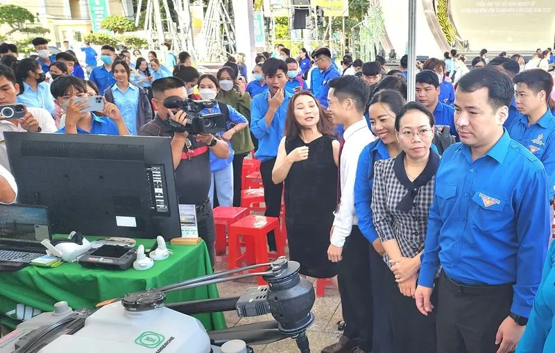 Điểm tin trưa 12/11: TPHCM có trung tâm quan trắc 78 tỉ đồng | Kho hàng ở quận 7 vẫn cháy âm ỉ sau nửa ngày 5