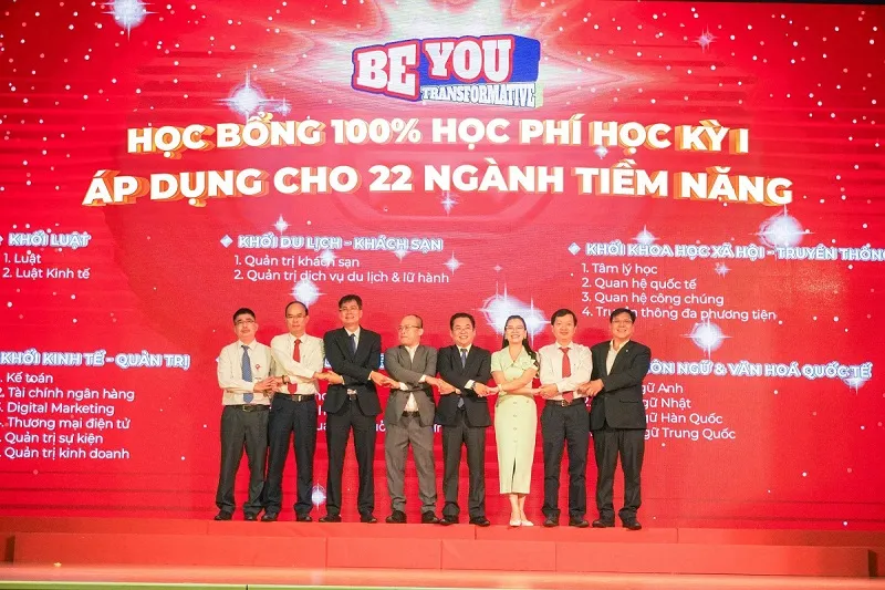 Trường đại học đầu tiên công bố học bổng 100% học phí năm 2024 1