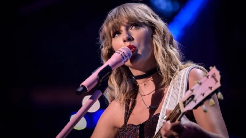 Taylor Swift xác nhận mối quan hệ với Travis Kelce ngay tại liveshow ca nhạc ở Argentina 1