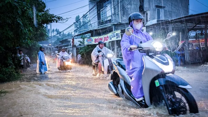 Sở Giáo dục và Đào tạo thành phố Đà Nẵng thông báo cho học sinh nghỉ học ngày 13/11 vì mưa lớn.  Đài khí tượng thủy văn cảnh báo trong đêm 12 và ngày 13/11, trên địa bàn thành phố Đà Nẵng có mưa rất to, gây ngập úng nhiều nơi.  Nhằm chủ động ứng phó với tình hình, Sở Giáo dục và Đào tạo yêu cầu các trường học trên toàn thành phố cho trẻ mầm non, học sinh, học viên nghỉ học ngày 13/11.  Các trường đại học tư thục căn cứ tình hình thực tế để chủ động quyết định việc đi học của sinh viên.  Sở chỉ đạo các trường thường xuyên cập nhật thông tin về diễn biến tình hình mưa lớn, giữ liên lạc qua nhiều kênh để ứng phó an toàn, giảm thiểu thiệt hại do mưa lớn gây ra.  Chủ động khẩn trương tổ chức dọn dẹp, vệ sinh trường lớp khi nước rút, mưa ngớt. Trong trường hợp diễn biến thời tiết còn phức tạp, sở sẽ có thông báo tiếp theo.