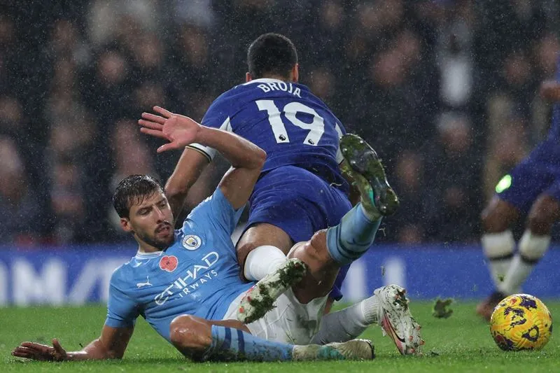 Man City mắc nhiều sai lầm giúp Chelsea dễ dàng san bằng cách biệt - Ảnh: Internet