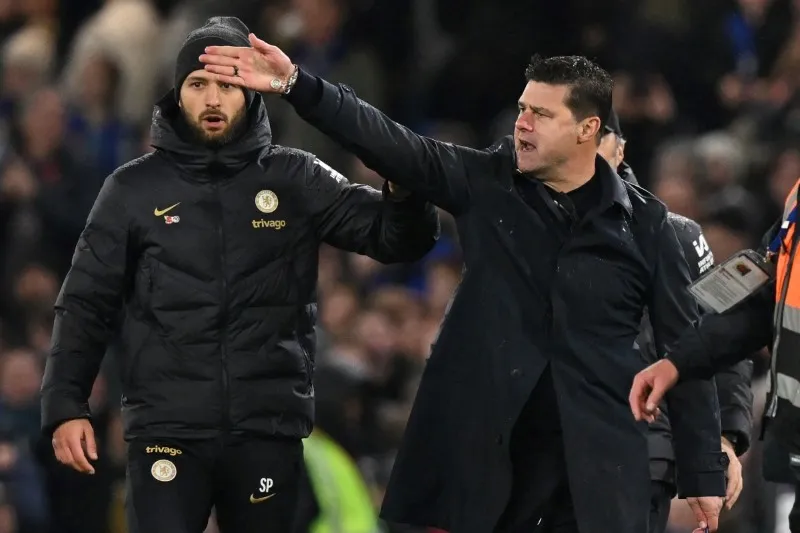 HLV Pochettino lao vào sân, chỉ thẳng mặt trong tài Anthony Taylor sau trận đấu 1