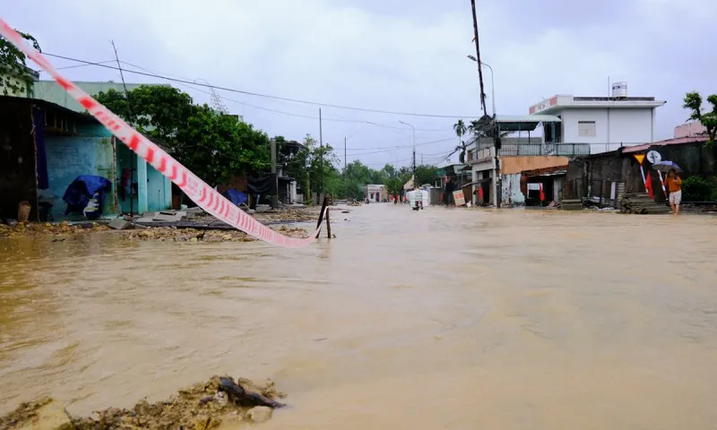 Mưa lớn nhiều tuyến đường ở Nghệ An, Hà Tĩnh biến thành sông 1