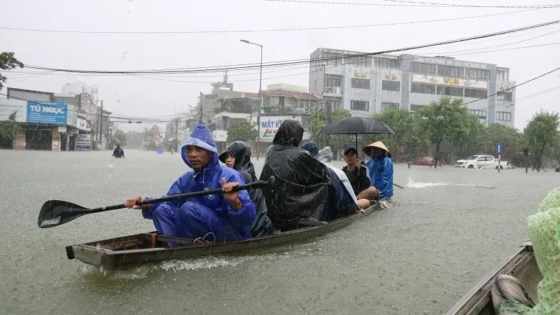 Người dân di chuyển bằng ghe trên đường ở thành phố Huế - Ảnh: Báo Đắk Nông 