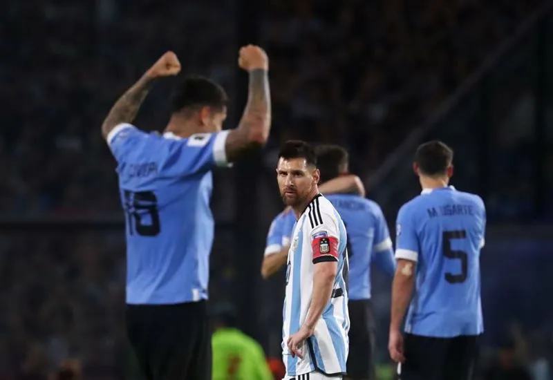 Messi gồng gánh trong bất lực, Argentina thua đội tuyển của Nunez đầy bạc nhược trên sân nhà 1