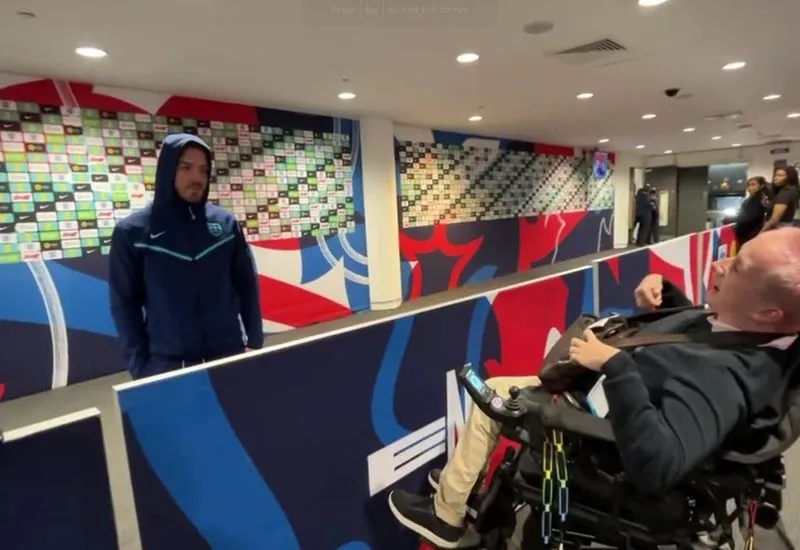 VIDEO: Jack Grealish "đốn tim" CĐV bằng hành động nhân văn sau trận thắng của tuyển Anh 1