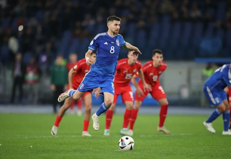 VIDEO: Nhảy chân sáo thất bại, Jorginho được sao Juventus cứu khỏi cơn ác mộng 1