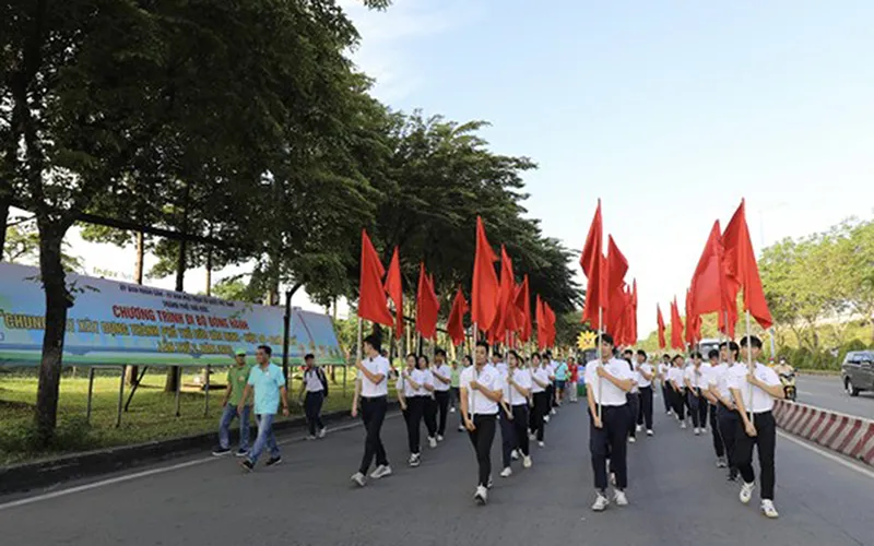 Các VĐV đi bộ trên đại lộ Võ Nguyên Giáp