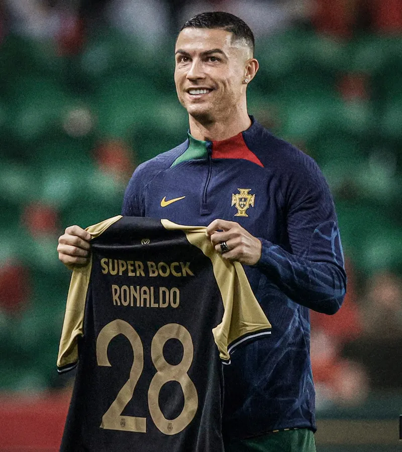 Ronaldo được trao chiếc áo kỷ niệm số 28. Ảnh: Internet