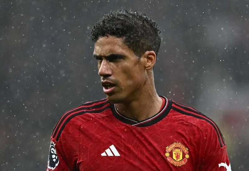 Varane rời MU với giá rẻ bèo, "gã khổng lồ" lập tức có động thái 1