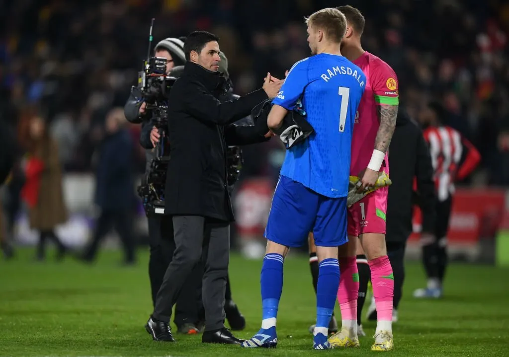 Xúc động đồng đội tiếp lửa cho Aaron Ramsdale, Arsenal đích thực là một gia đình! 10