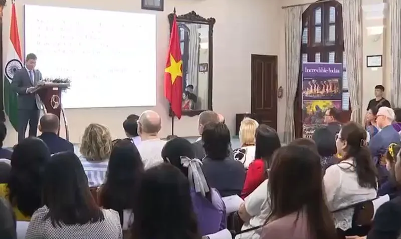 Điểm tin sáng 26/11: Nhiều học sinh nhập viện vì ăn kẹo lạ | Bắt trăn dài 1,7 mét ở bãi xe chung cư TPHCM 1