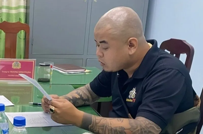 Bắt 2 đối tượng mua bán trẻ vị thành niên rồi ép phục vụ khách hát karaoke 1