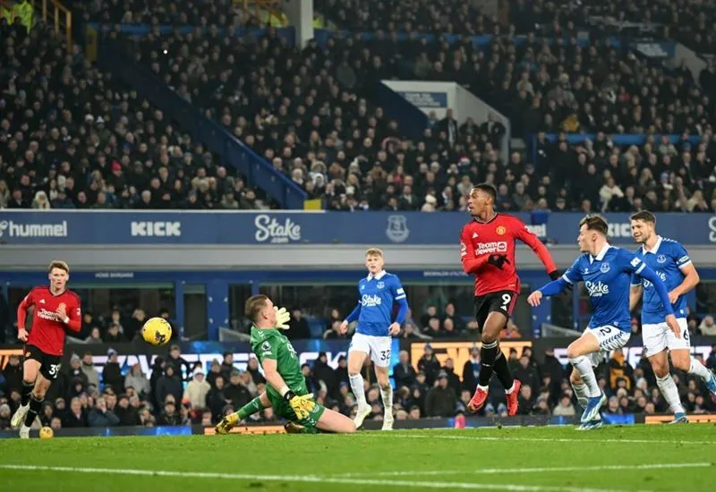 Chấm điểm Everton 0-3 MU: Martial khẳng định đẳng cấp | "Chiến thần" Onana xuất hiện 4